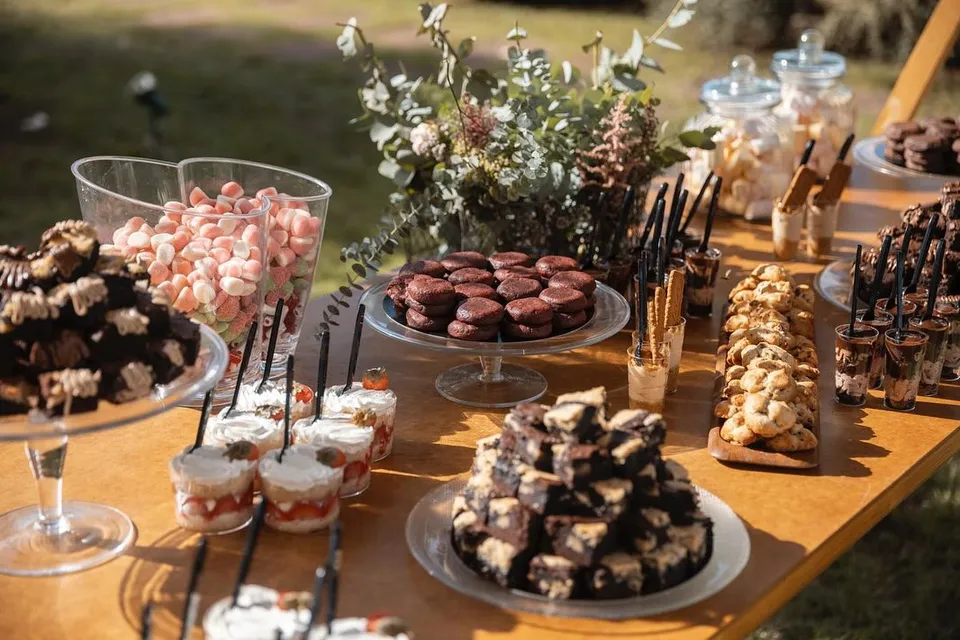 Mesa dulce con brownies, nubes y vasitos de postre