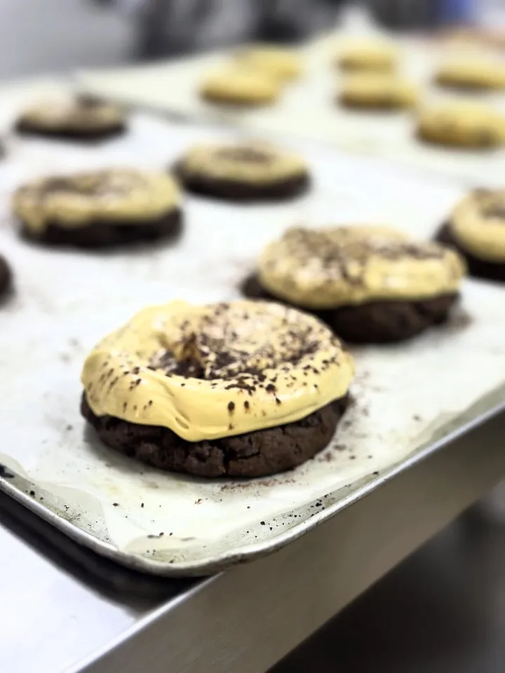 Tiramisú Crumbl cookies hechas en un curso